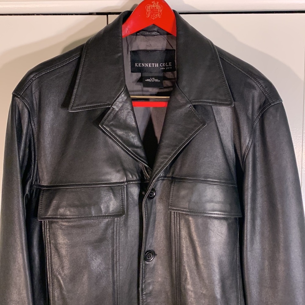 Kenneth Cole (L)